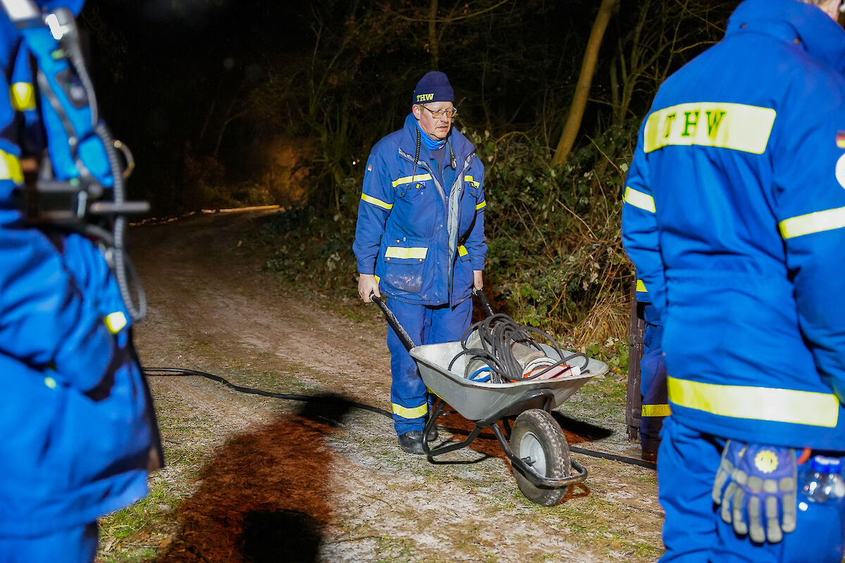 Erfolgreicher Großeinsatz zur vorsorglichen Dammsicherung am Baggersee Emma-Süd in Kahl am Main