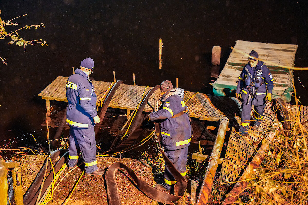 Erfolgreicher Großeinsatz zur vorsorglichen Dammsicherung am Baggersee Emma-Süd in Kahl am Main