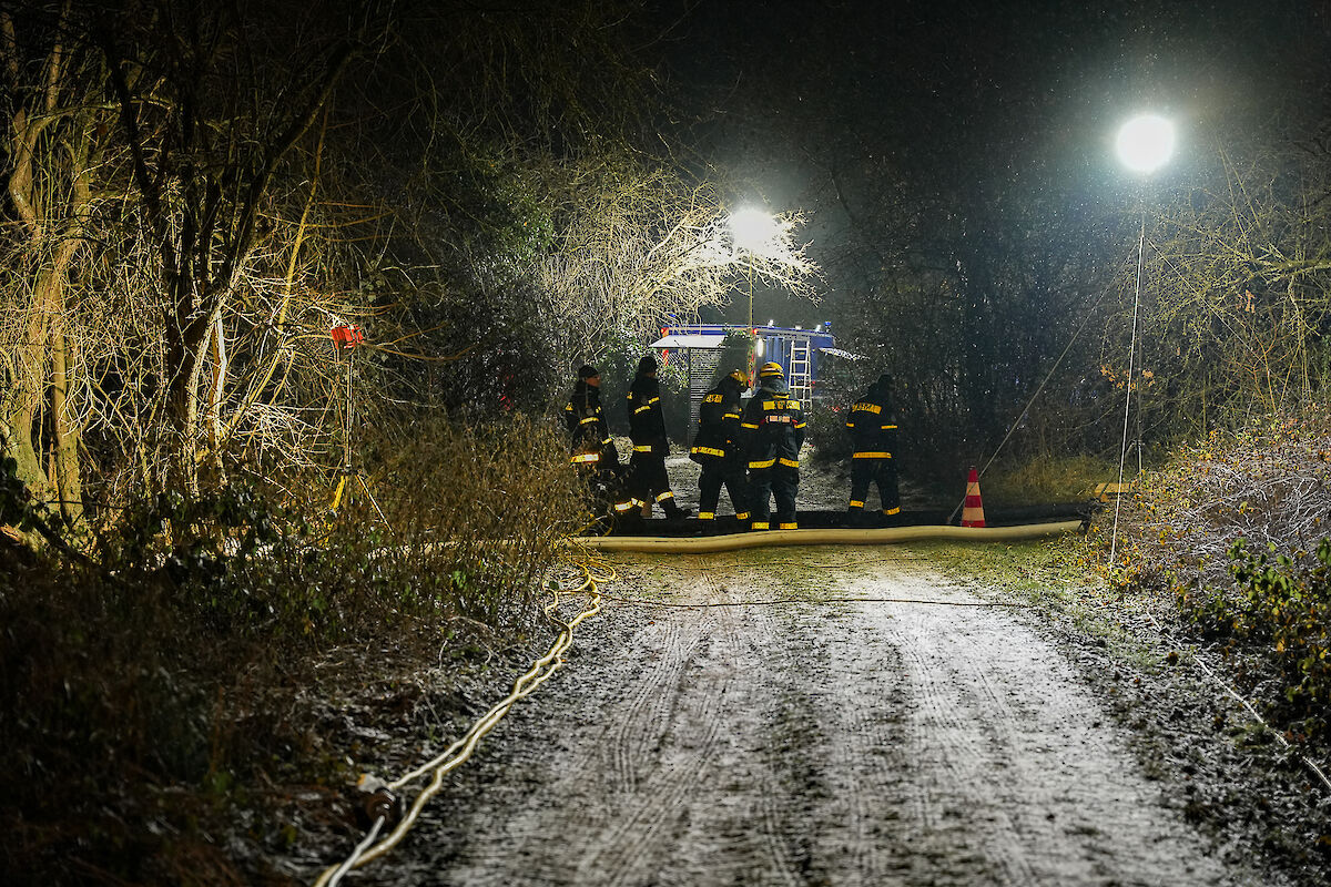 Erfolgreicher Großeinsatz zur vorsorglichen Dammsicherung am Baggersee Emma-Süd in Kahl am Main