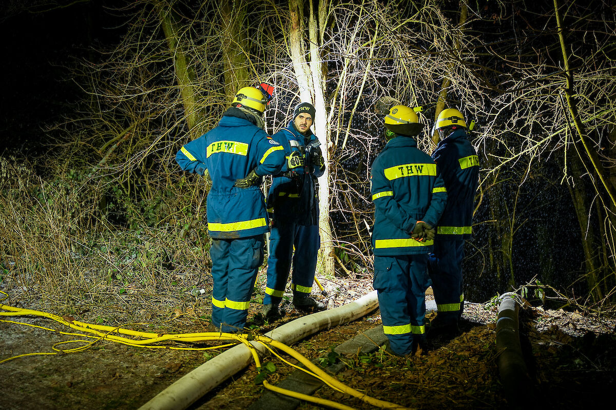 Erfolgreicher Großeinsatz zur vorsorglichen Dammsicherung am Baggersee Emma-Süd in Kahl am Main