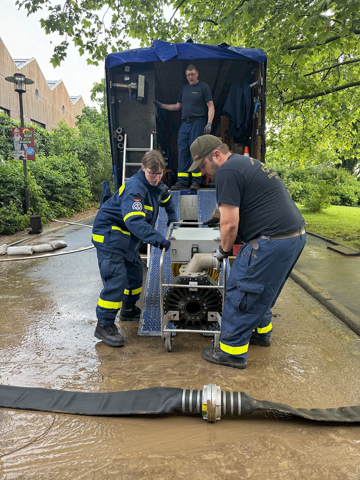 Einsatz in Kitzingen: Hochwasserlage erfordert Pumpeneinsatz