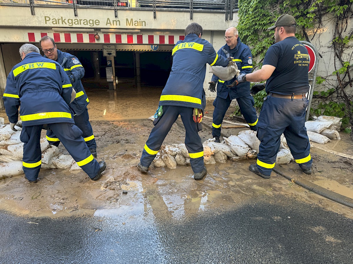 Einsatz in Kitzingen: Hochwasserlage erfordert Pumpeneinsatz