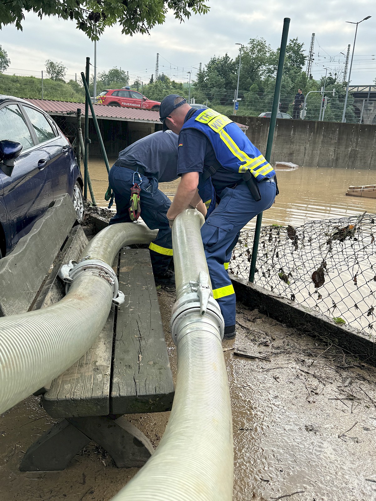 Einsatz in Kitzingen: Hochwasserlage erfordert Pumpeneinsatz