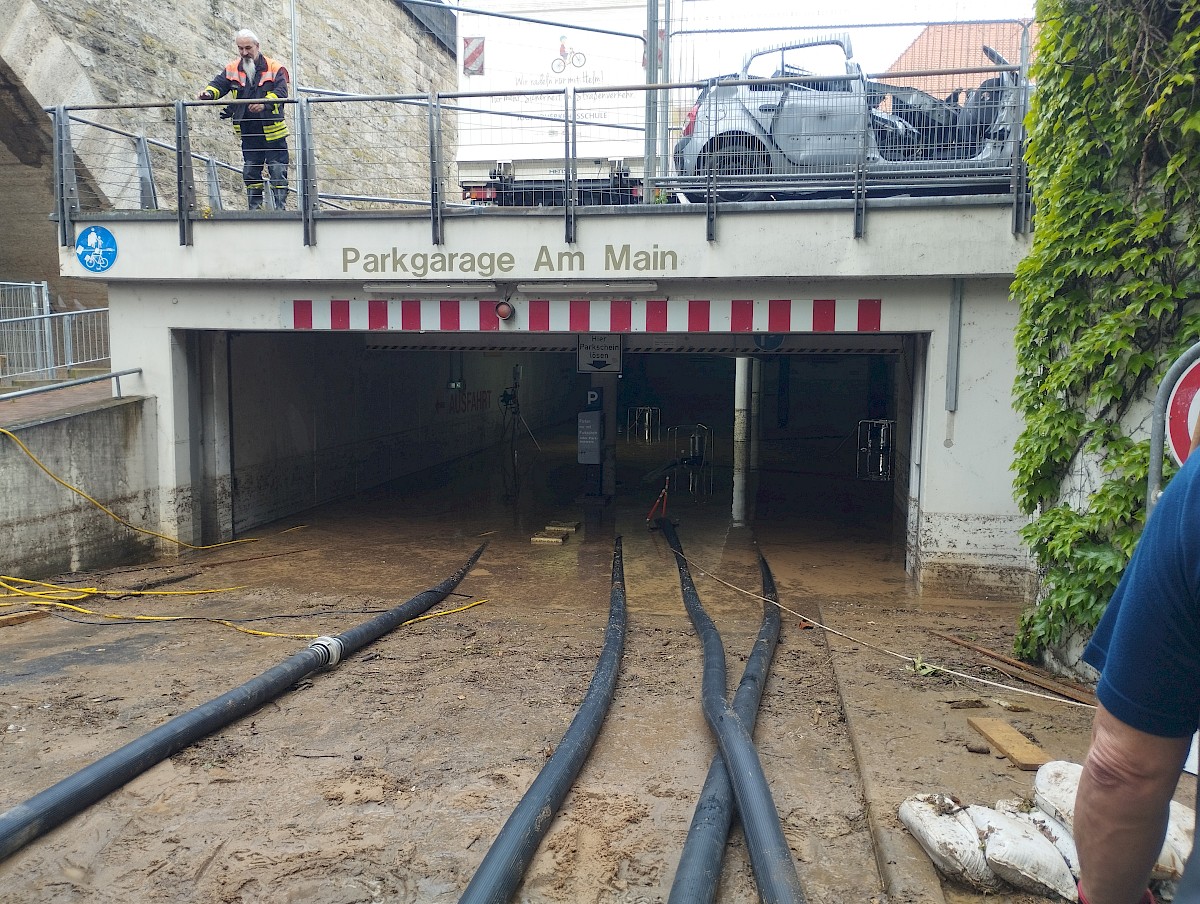 Einsatz in Kitzingen: Hochwasserlage erfordert Pumpeneinsatz