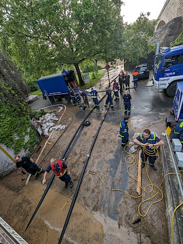 Einsatz in Kitzingen: Hochwasserlage erfordert Pumpeneinsatz