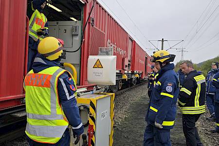 Gemeinsame Ausbildung am Rettungszug der Deutschen Bahn