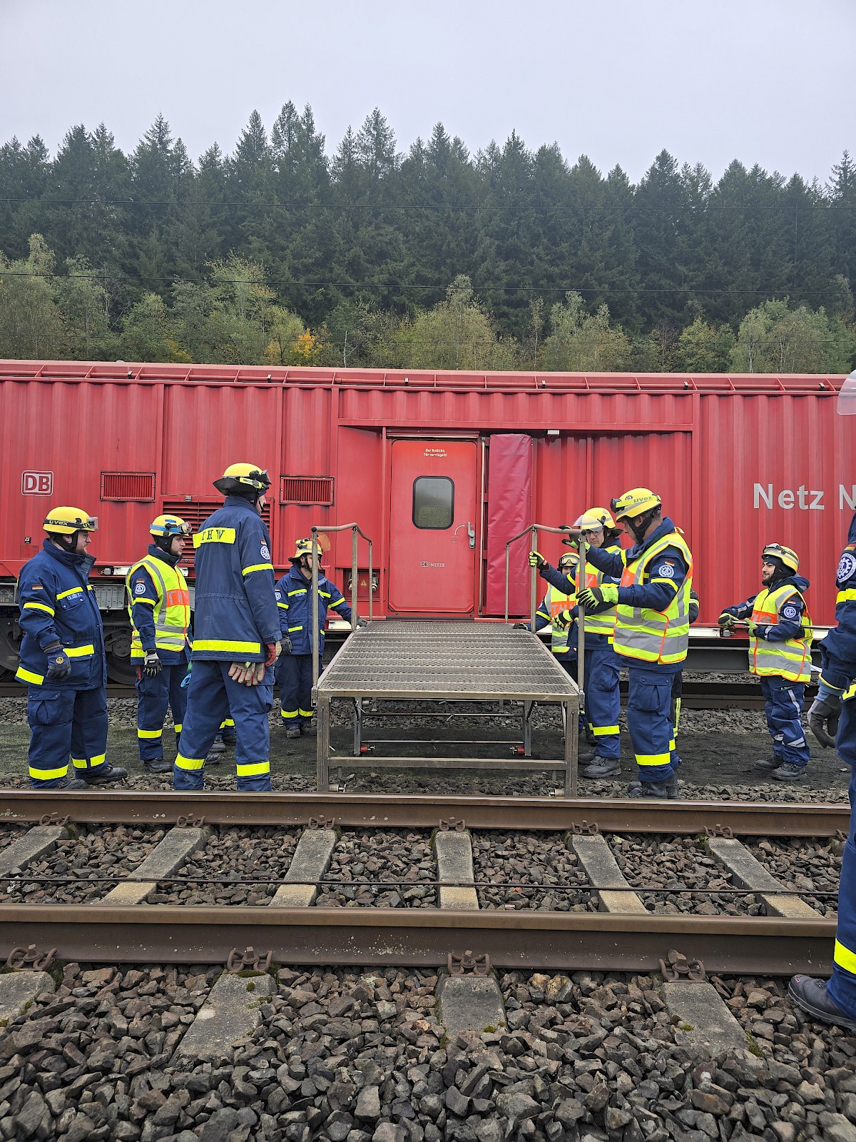 Gemeinsame Ausbildung am Rettungszug der Deutschen Bahn
