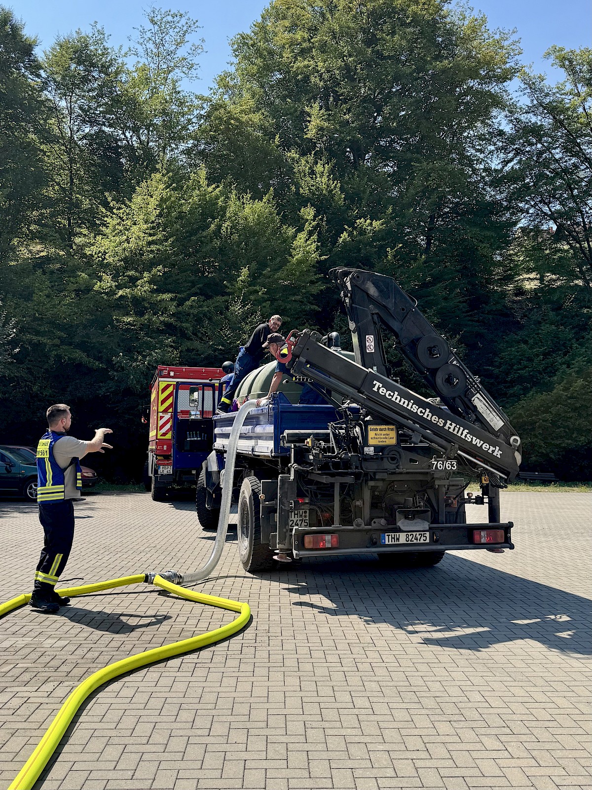 Viele Einsatzkräfte ein gemeinsames Ziel, THW unterstützt bei Waldbrandeinsatz in Rechtenbach