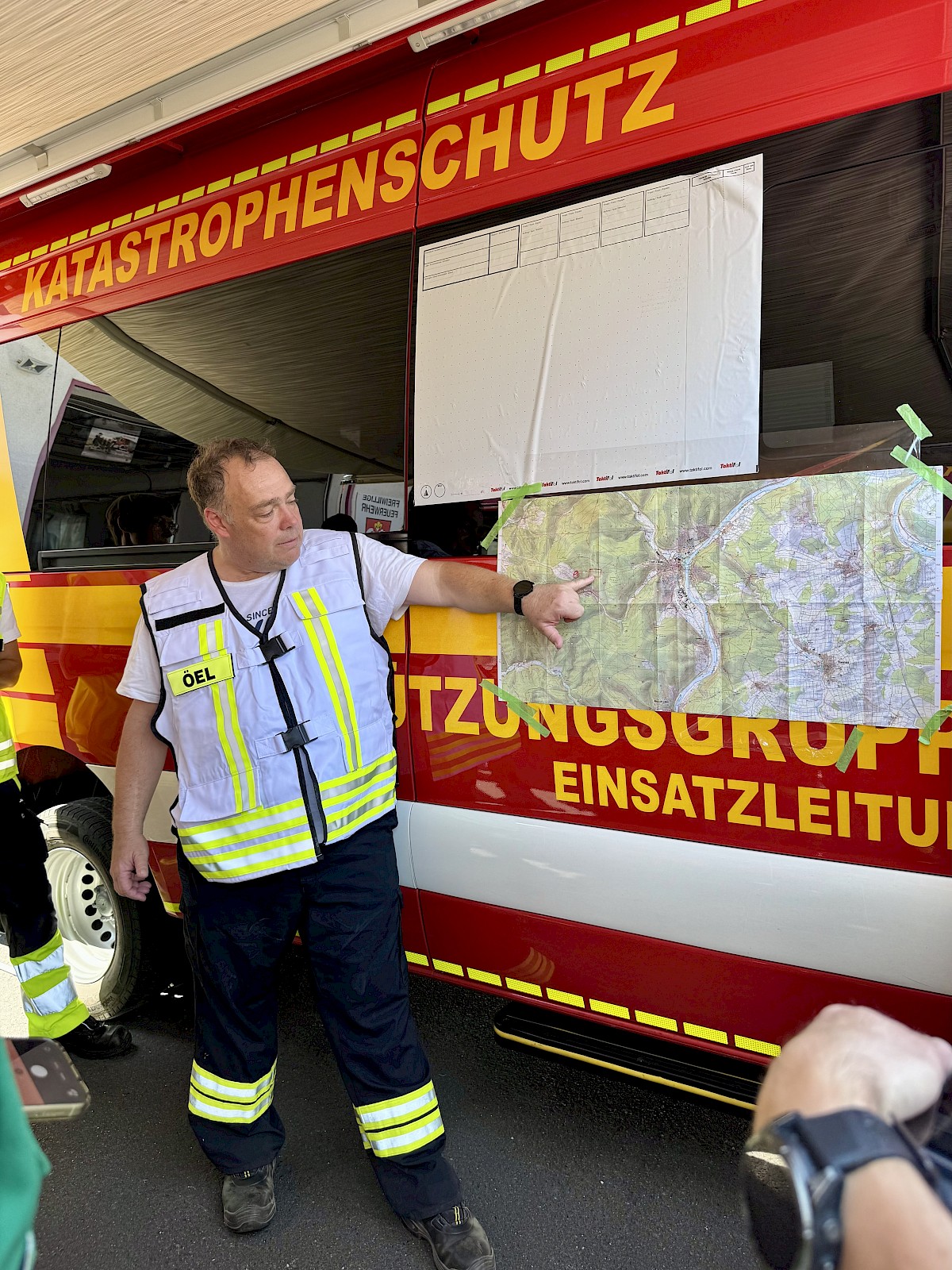 Viele Einsatzkräfte ein gemeinsames Ziel, THW unterstützt bei Waldbrandeinsatz in Rechtenbach