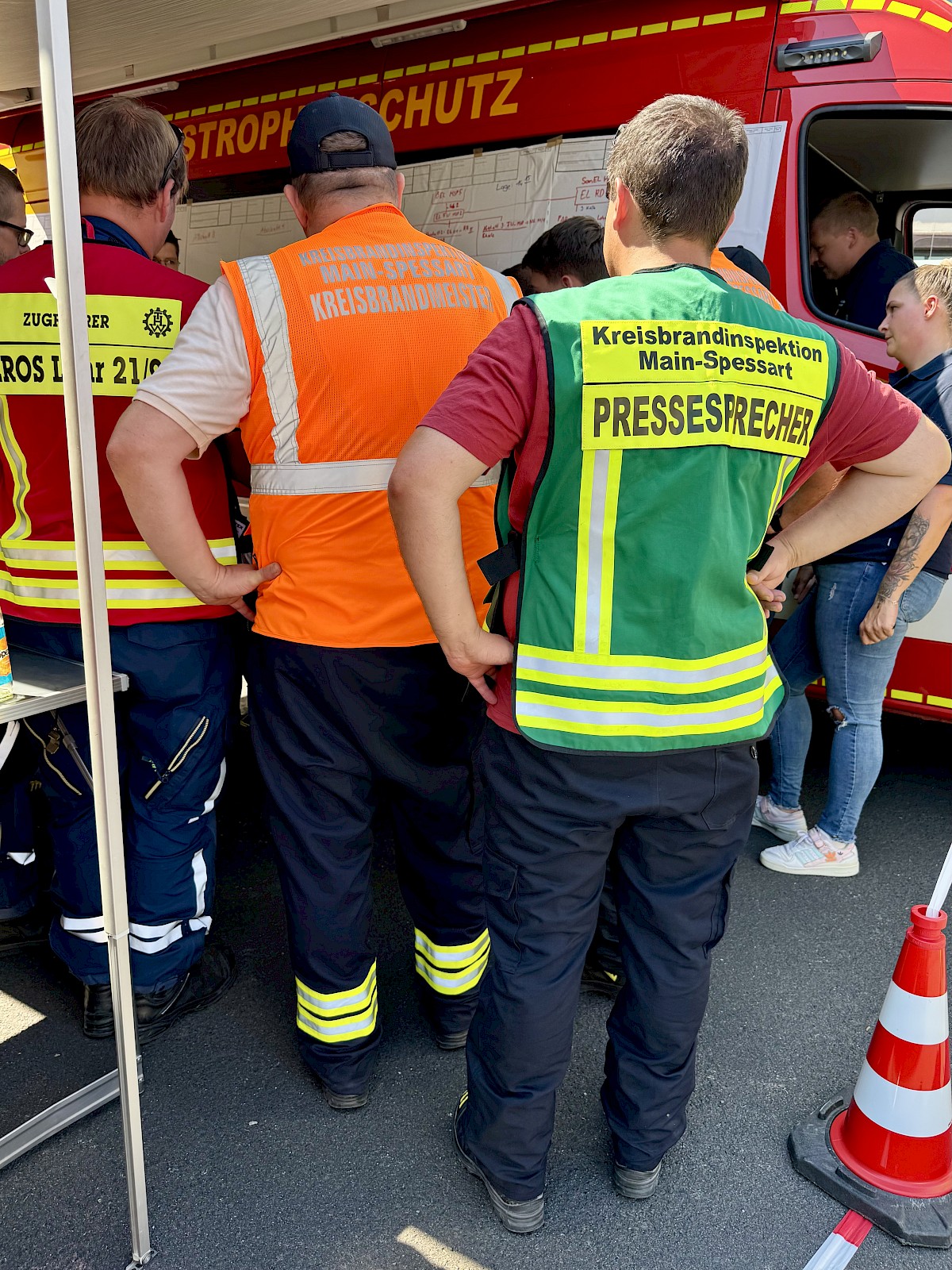 Viele Einsatzkräfte ein gemeinsames Ziel, THW unterstützt bei Waldbrandeinsatz in Rechtenbach