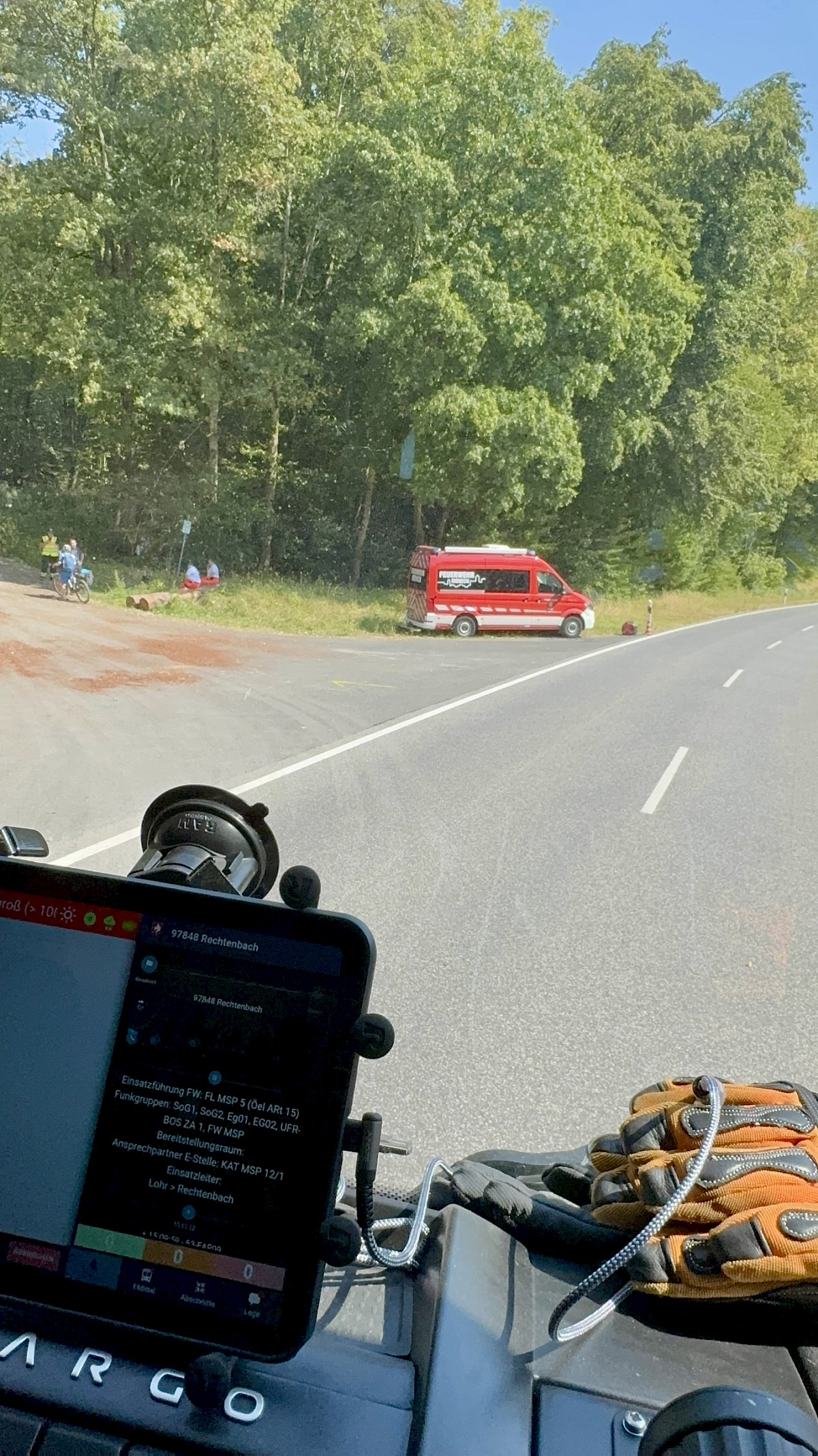 Viele Einsatzkräfte ein gemeinsames Ziel, THW unterstützt bei Waldbrandeinsatz in Rechtenbach