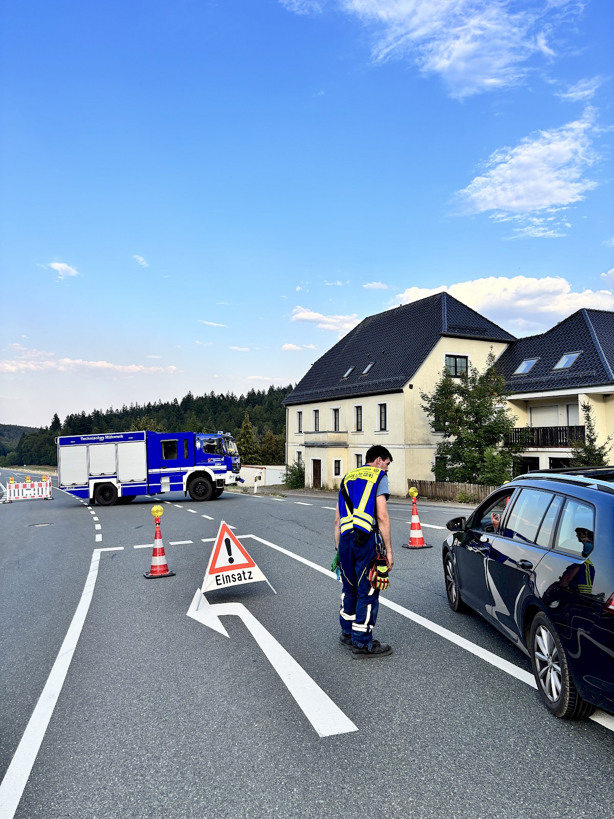 Viele Einsatzkräfte ein gemeinsames Ziel, THW unterstützt bei Waldbrandeinsatz in Rechtenbach