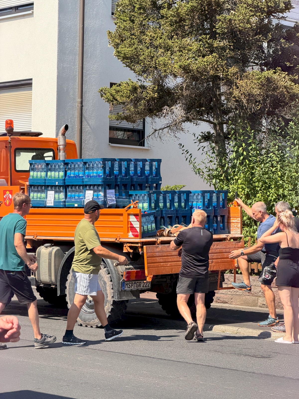 Viele Einsatzkräfte ein gemeinsames Ziel, THW unterstützt bei Waldbrandeinsatz in Rechtenbach