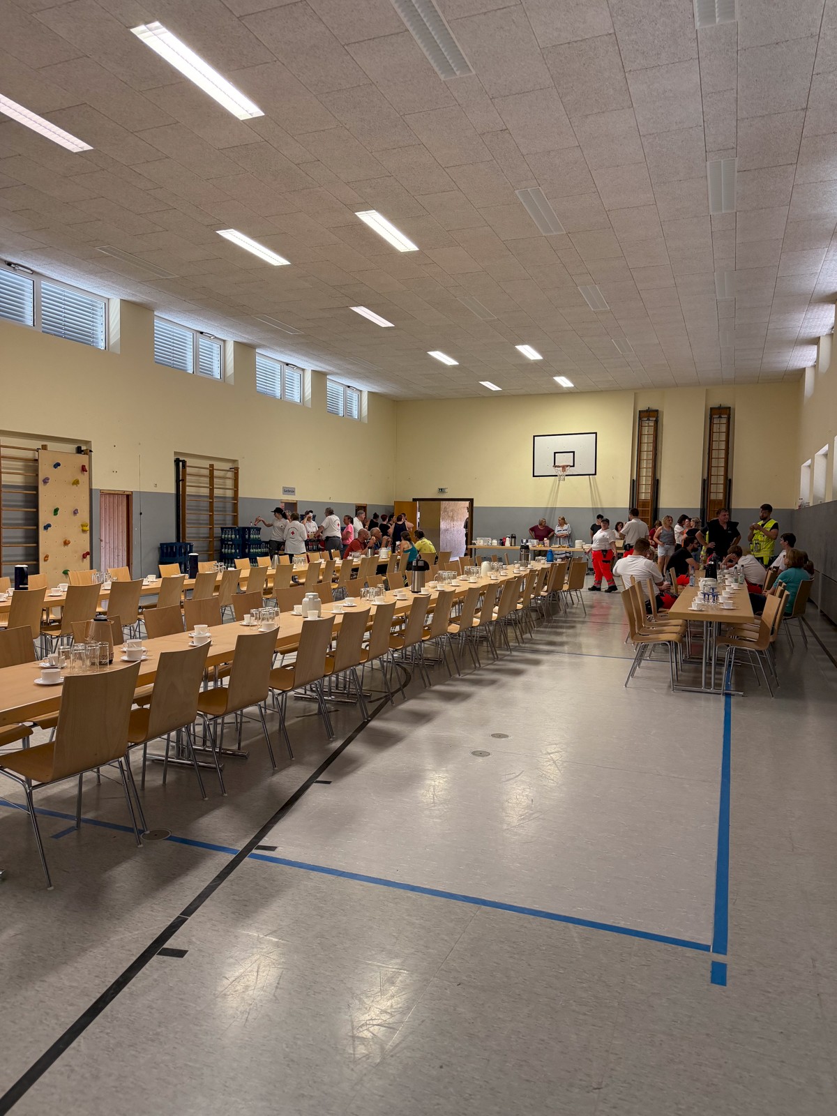 Viele Einsatzkräfte ein gemeinsames Ziel, THW unterstützt bei Waldbrandeinsatz in Rechtenbach